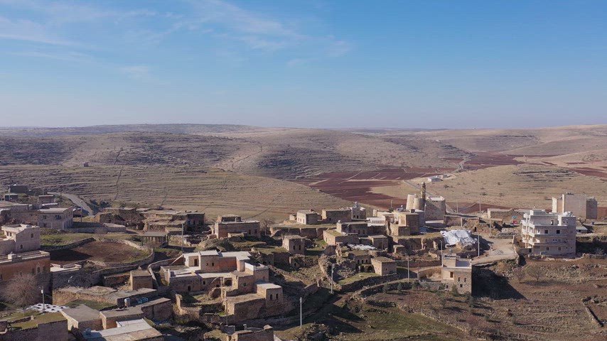 Midyat Aynverd Köyü Hadbşabo Kilisesi tarihi taş yapılar ve kırsal yerleşimin havadan drone görüntüsü