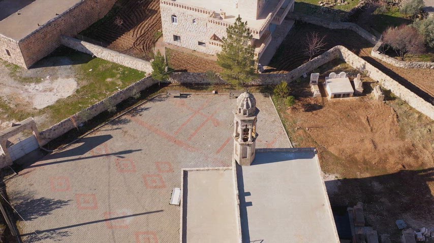 Midyat Aynverd Köyü Hadbşabo Kilisesi tarihi mezarlık çan kulesi taş mimari drone görüntüsü