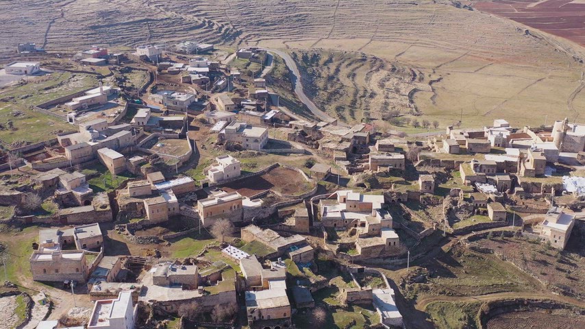 Midyat Aynverd Köyü, geleneksel taş evler, Mardin kırsalı, tarihi köy, taş mimari, drone çekimi
