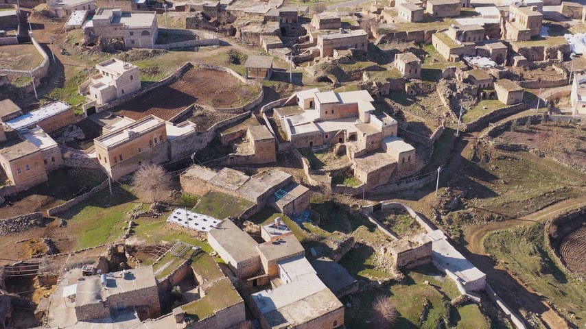 geleneksel taş evler, kırsal köy yerleşimi, taş mimari, havadan köy görüntüsü, geleneksel köy, tarım alanları