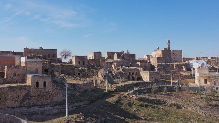 Mardin Midyat Aynverd Köyü taş evler tarihi köy havadan drone görüntüsü
