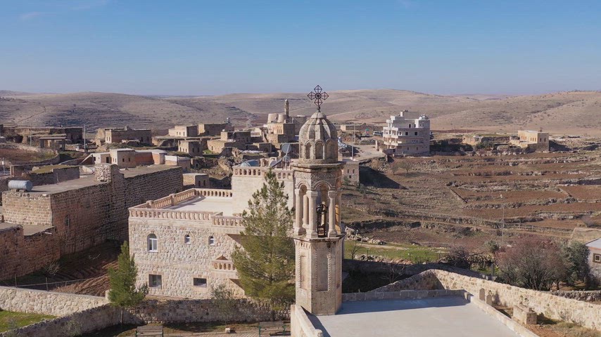 Mardin Midyat Aynverd Köyü tarihi taş evler havadan drone görüntüsü
