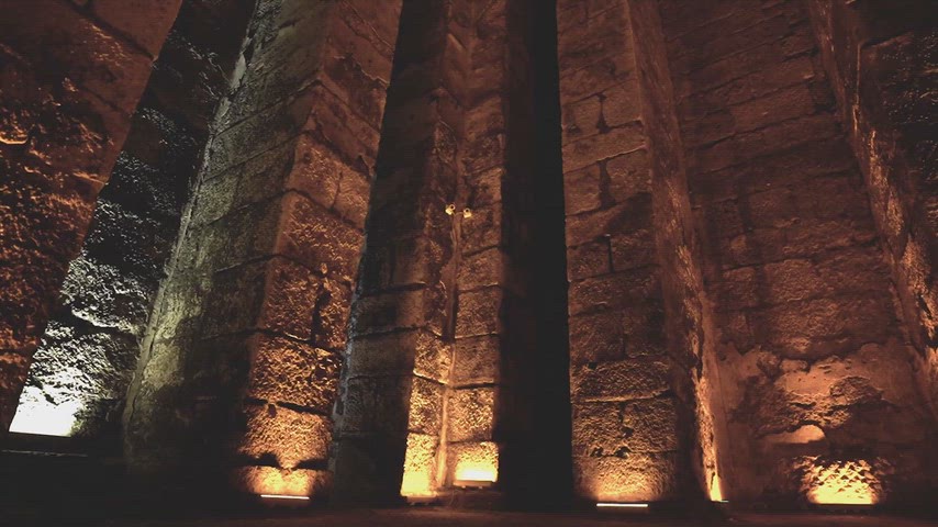 Antik taş sütunlar, tarihi yapı, taş mimari, sıcak aydınlatma