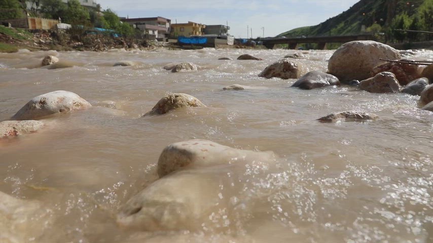 Şırnak Kızılsu Çayı, taşlı dere yatağı, akan su ve doğal vadi manzarası