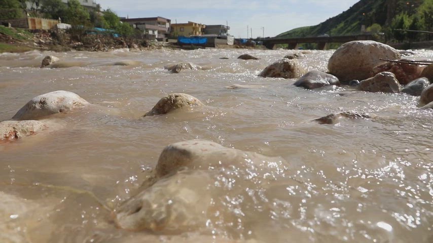 Şırnak Kızılsu Çayı'nda kayalık dere yatağı ve hızlı akan su manzarası