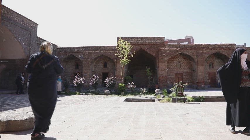 Cizre Kızıl Medrese, tarihi avlu, tuğla kemerler, ziyaretçiler, tarihi mimari