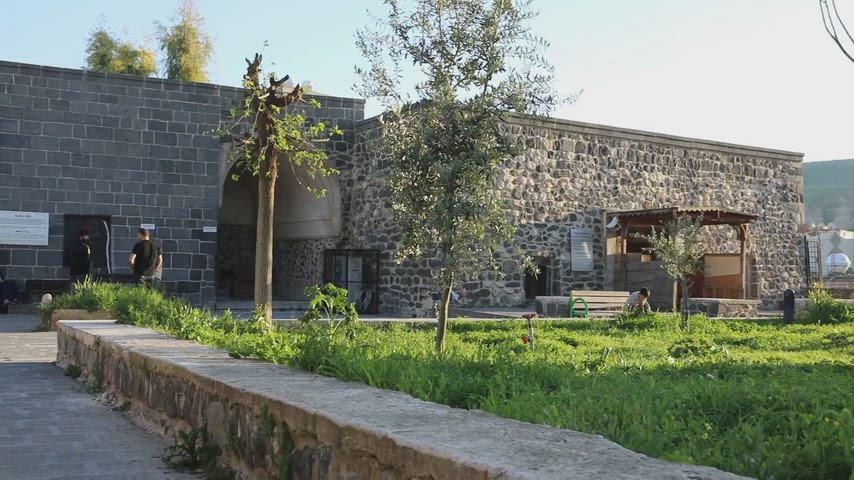 Cizre Abdaliye Medresesi, Mem û Zîn Türbesi, tarihi avlu, Şırnak