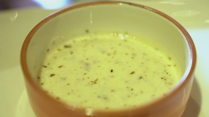 Naneli yoğurt mezesi, yoğurtlu meze, baharatlı sos, Türk mutfağı, geleneksel yemek