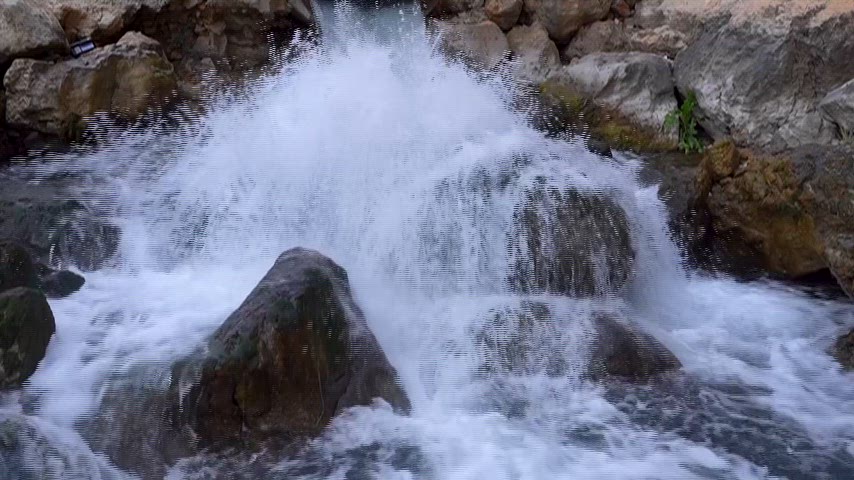 Sinek Çayı'nda kayalara çarparak köpüren berrak suyun doğal akışı.Kayalık dere yatağında oluşan hareketli su, doğanın gücünü ve huzur veren atmosferini etkileyici şekilde yansıtıyor.