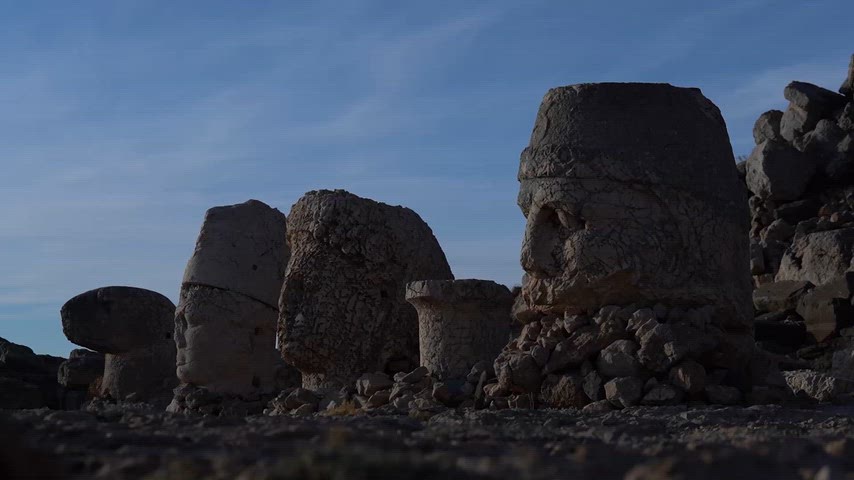 Adıyaman'daki Nemrut Dağı Ören Yeri'nde yer alan dev taş heykel başlarının tarihi atmosferini yansıtan görüntü. UNESCO Dünya Mirası Listesi'nde bulunan bu anıtsal alan, Kommagene Krallığı'ndan günümüze ulaşan en önemli kültürel miraslardan biridir.