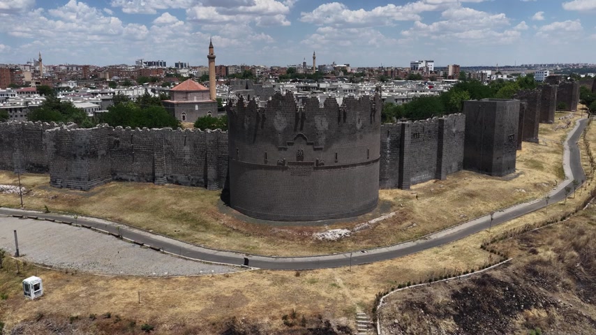 rone ile çekilen bu görüntüde Diyarbakır Surları’nın görkemli Keçi Burcu ve çevresindeki tarihi sur yapıları detaylı şekilde görülmektedir. UNESCO Dünya Mirası listesinde yer alan surların mimari dokusu ve tarihi kent manzarası etkileyici bir perspektifle sunulmaktadır.