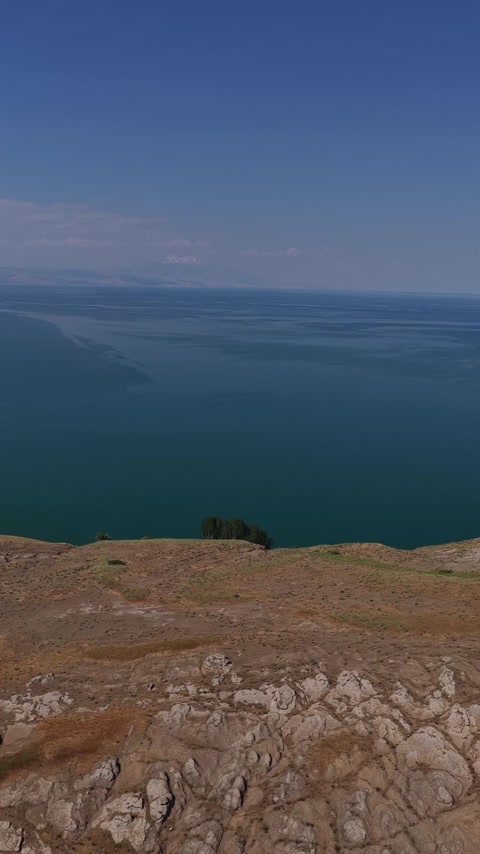 geniş panoramik manzarası, doğal kaya oluşumları ve volkanik dağ silsilesini bir araya getiren etkileyici drone görüntüsü