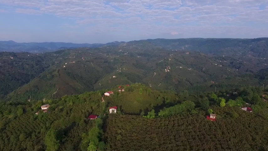 Ordu'nun yeşil tepeleri, kırsal yerleşimleri ve Karadeniz'in doğal güzelliklerini havadan gösteren etkileyici manzara.