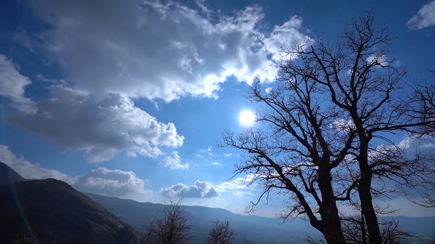 Adıyaman'daki antik kentte gökyüzünü kaplayan bulutlar, güneş ışıkları ve tarihi atmosferi buluşturan etkileyici görüntüler.