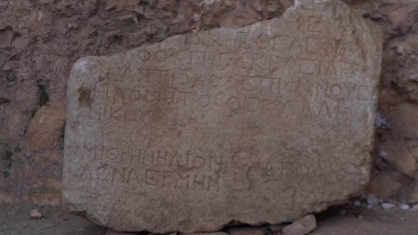 Adıyaman antik kentinde bulunan binlerce yıllık taş yazıtların ve tarihi taş işçiliğinin yakın plan görüntüleri.