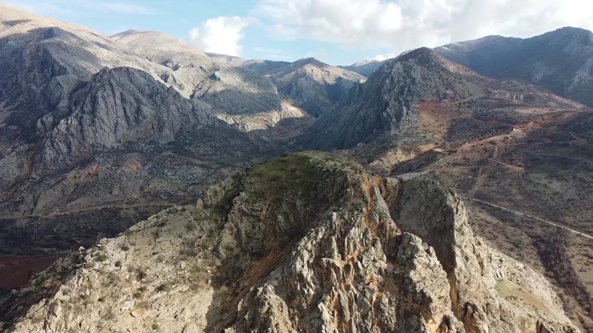 Adıyaman'ın etkileyici kayalık dağları ve vadilerini havadan gösteren sinematik görüntüler.