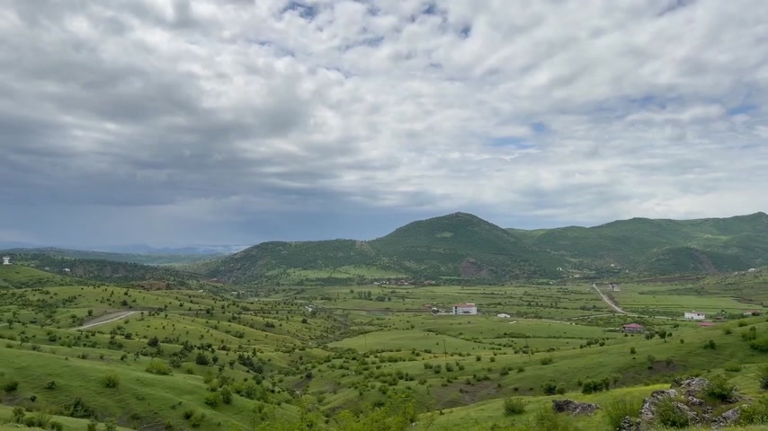 Araçtan çekilen köy manzarası