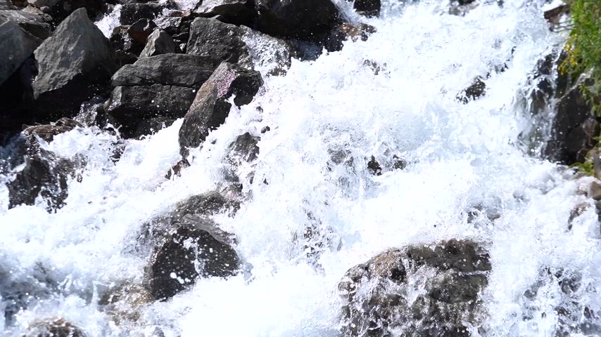 Dersim Ovacık'ta kayalıklar arasından köpürerek akan berrak dağ deresinin etkileyici manzarası.