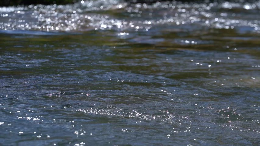 Dersim Ovacık'ta Parlayan Berrak Akarsu Yüzeyi