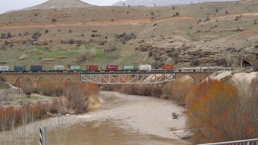 Erzincan Karasu Nehri Acemoğlu Köprüsünden geçen tren vagonları